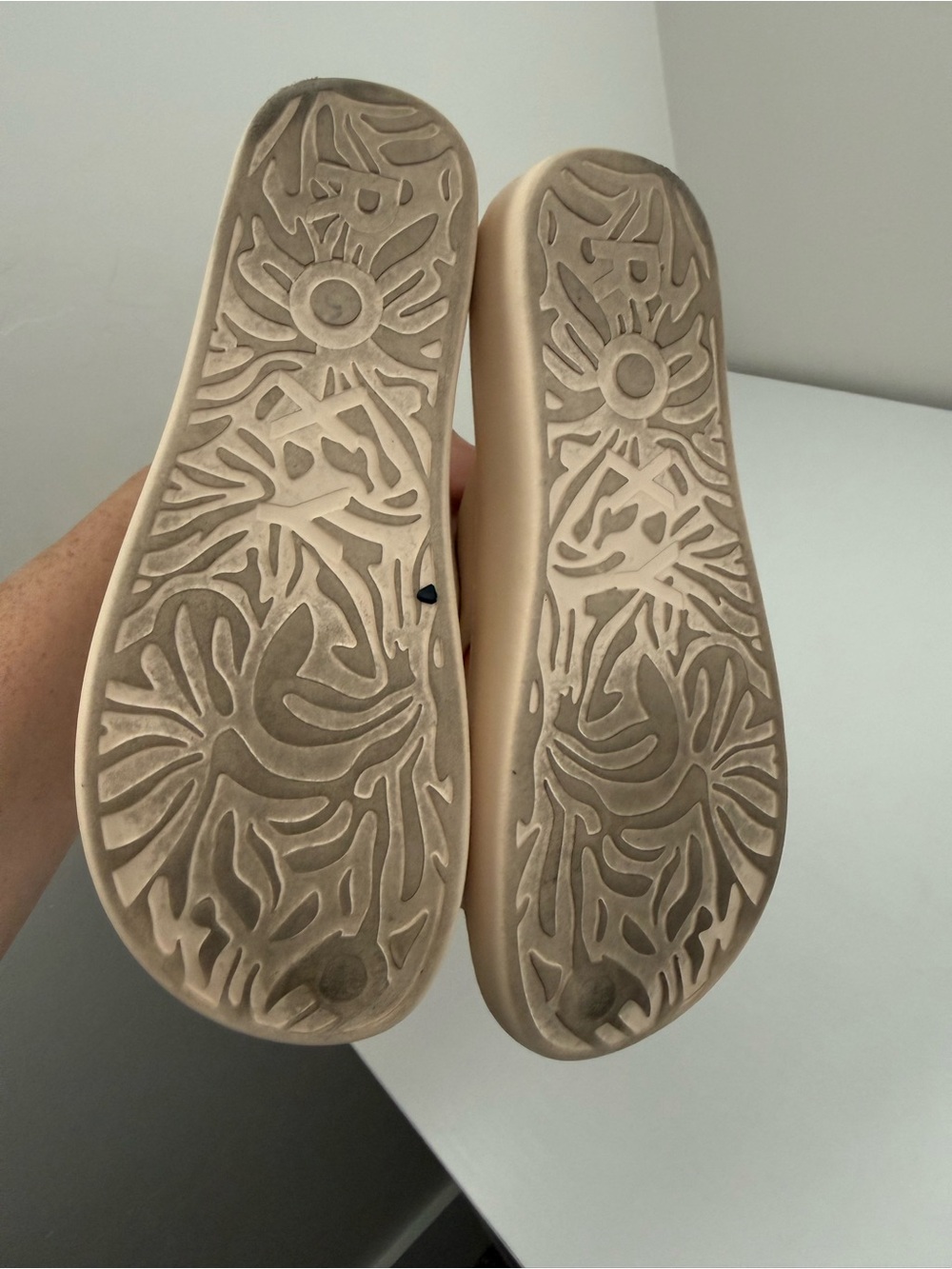 Roxy Slides - Picture 6 of 7